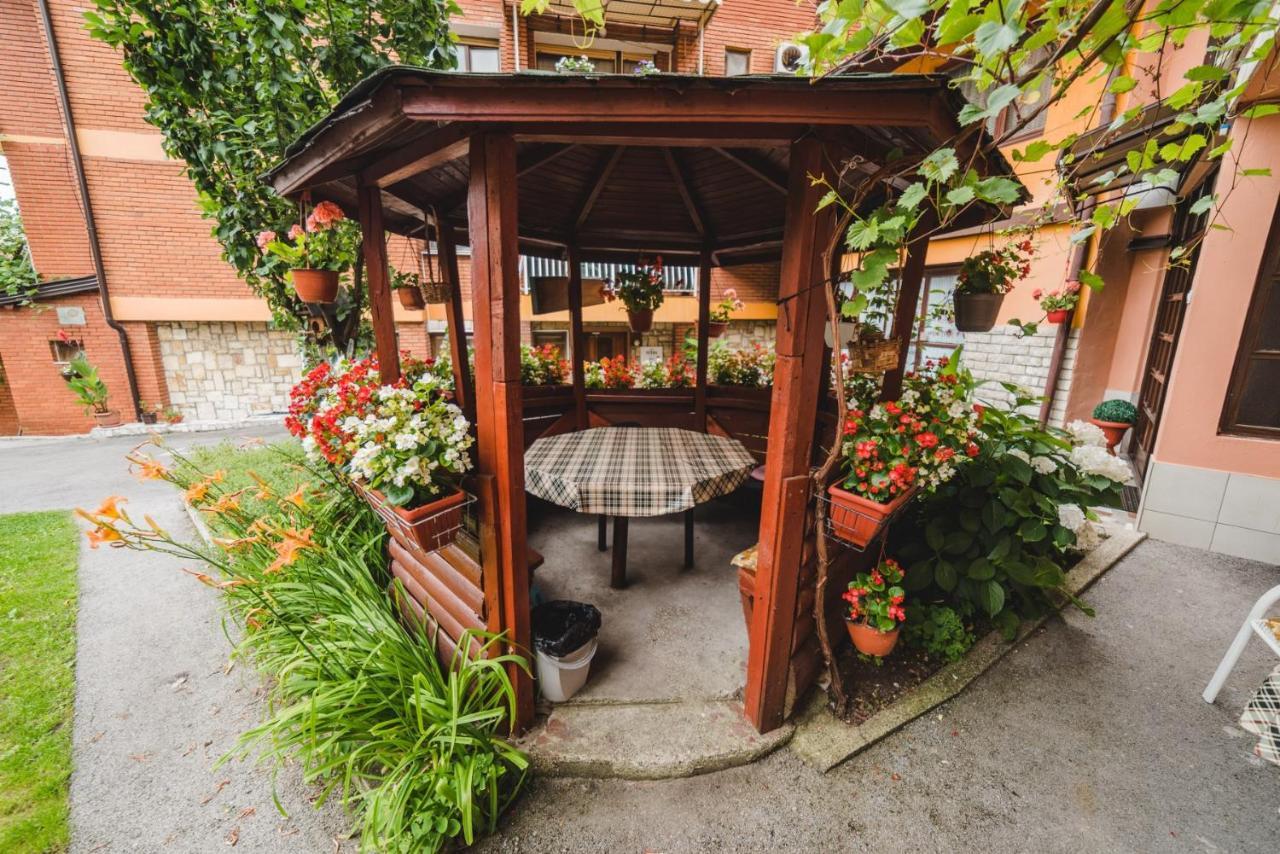 Rooms & Apartment Gh Pasha Tuzla Esterno foto